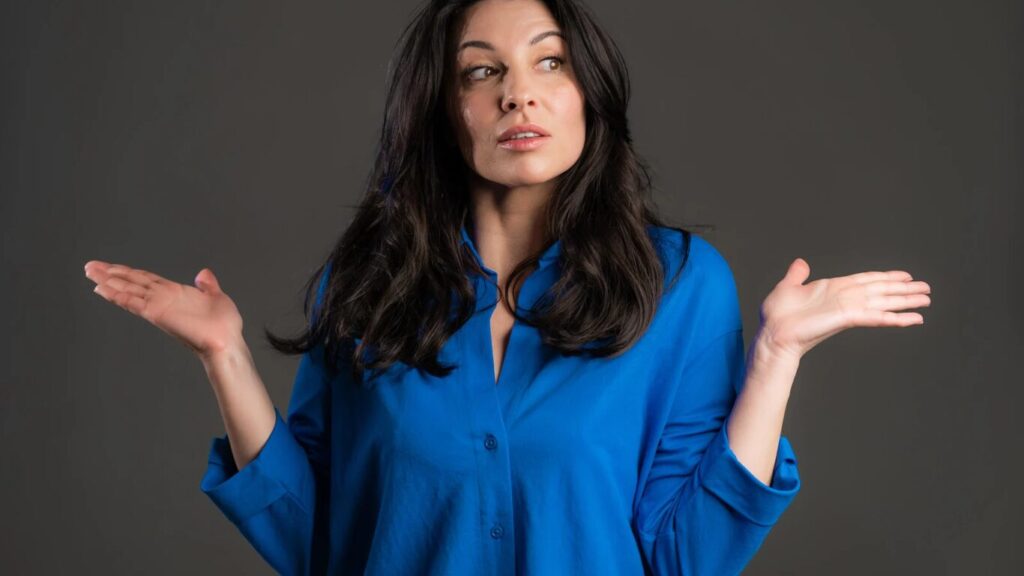 お手上げの女性